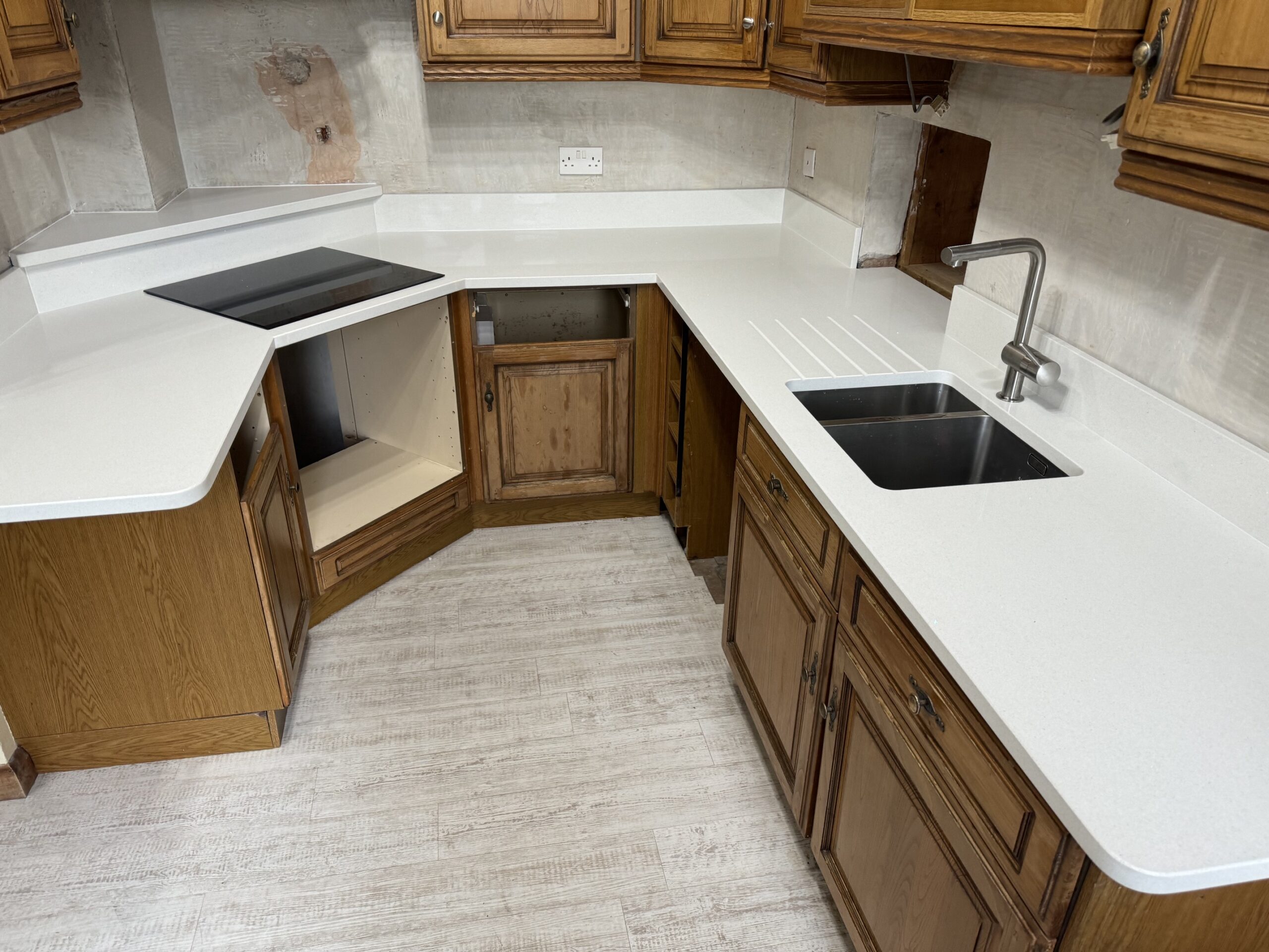 White speckled quartz worktops with shaped hob area and undermounted sink in Harrogate